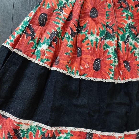 Vintage dirndl skirt - Picture 2 of 3